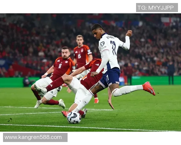 足球明星传奇瞬间汇聚精彩事迹视频展现他们的奋斗与荣耀